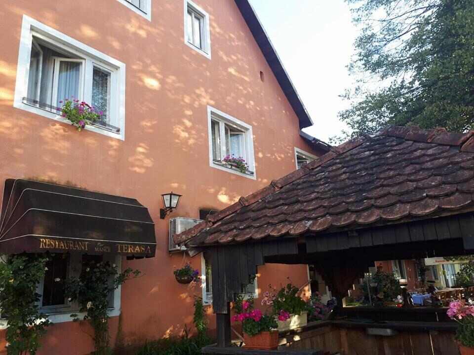 Hotel Mance restaurant terrace and facade